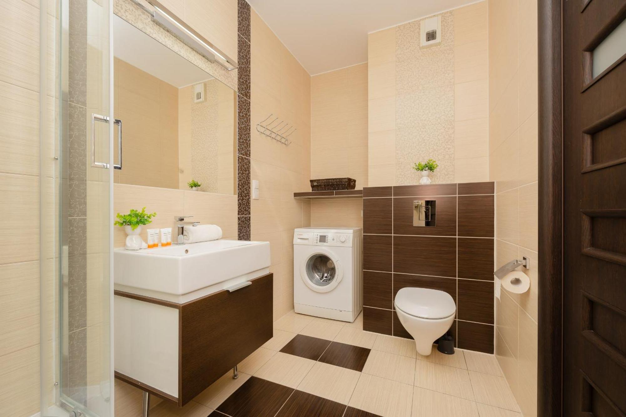 Spacious With Parking And Balcony By Renters Apartament *