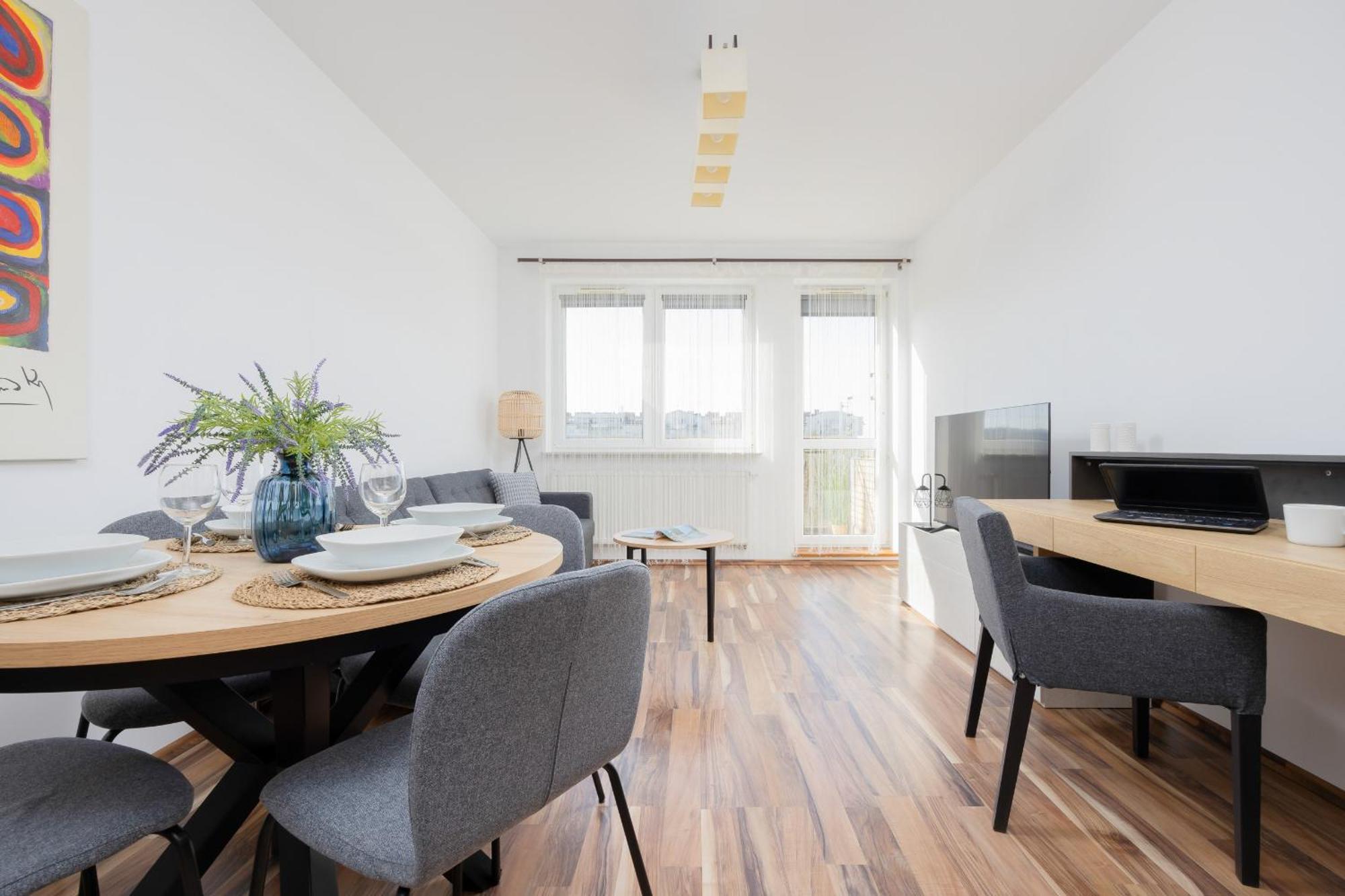 Spacious With Parking And Balcony By Renters Apartament *